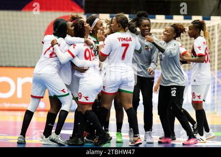 Frederikshavn, Dänemark. Dezember 2023. Die Spieler des Kongo feiern den Sieg nach dem Spiel der IHF Handball-Weltmeisterschaft 2023 zwischen Kasachstan und Kongo in der Arena Nord in Frederikshavn. (Foto: Gonzales Photo - Balazs Popal). Stockfoto