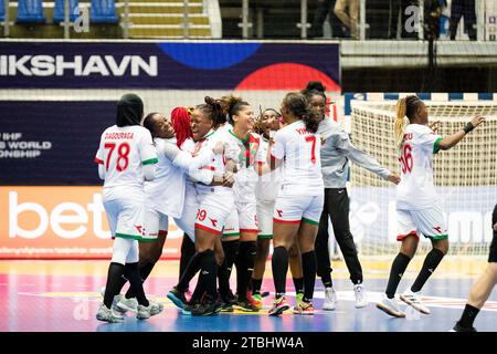 Frederikshavn, Dänemark. Dezember 2023. Die Spieler des Kongo feiern den Sieg nach dem Spiel der IHF Handball-Weltmeisterschaft 2023 zwischen Kasachstan und Kongo in der Arena Nord in Frederikshavn. (Foto: Gonzales Photo - Balazs Popal). Stockfoto