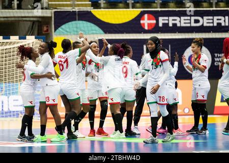 Frederikshavn, Dänemark. Dezember 2023. Die Spieler des Kongo feiern den Sieg nach dem Spiel der IHF Handball-Weltmeisterschaft 2023 zwischen Kasachstan und Kongo in der Arena Nord in Frederikshavn. (Foto: Gonzales Photo - Balazs Popal). Stockfoto