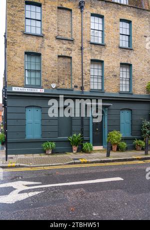 Georgianisches Reihenhaus an der Ecke Wilkes Street und Fournier Street. Spitalfields, London, Großbritannien Stockfoto