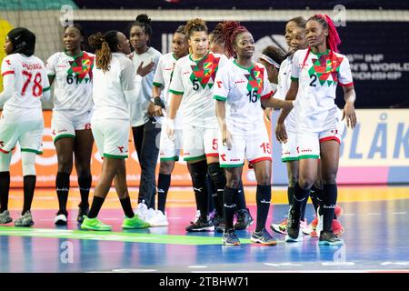 Frederikshavn, Dänemark. Dezember 2023. Die Spieler des Kongo feiern den Sieg nach dem Spiel der IHF Handball-Weltmeisterschaft 2023 zwischen Kasachstan und Kongo in der Arena Nord in Frederikshavn. (Foto: Gonzales Photo - Balazs Popal). Stockfoto