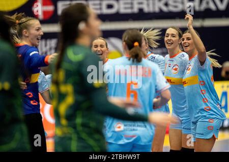 Frederikshavn, Dänemark. Dezember 2023. Die Spieler der Niederlande feiern den Sieg nach dem Spiel der IHF Handball-Weltmeisterschaft 2023 zwischen den Niederlanden und Brasilien in der Arena Nord in Frederikshavn. (Foto: Gonzales Photo - Balazs Popal). Stockfoto