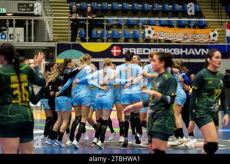 Frederikshavn, Dänemark. Dezember 2023. Die Spieler der Niederlande feiern den Sieg nach dem Spiel der IHF Handball-Weltmeisterschaft 2023 zwischen den Niederlanden und Brasilien in der Arena Nord in Frederikshavn. (Foto: Gonzales Photo - Balazs Popal). Stockfoto