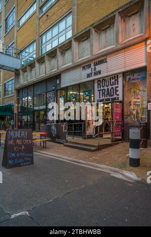 Rough Trade East, eine Musikmesse in der alten Truman Brewery mit einem Café, in dem auch Bücher verkauft und Konzerte im Geschäft veranstaltet werden. London England Großbritannien Stockfoto