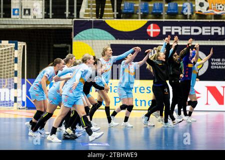 Frederikshavn, Dänemark. Dezember 2023. Die Spieler der Niederlande feiern den Sieg nach dem Spiel der IHF Handball-Weltmeisterschaft 2023 zwischen den Niederlanden und Brasilien in der Arena Nord in Frederikshavn. (Foto: Gonzales Photo - Balazs Popal). Stockfoto