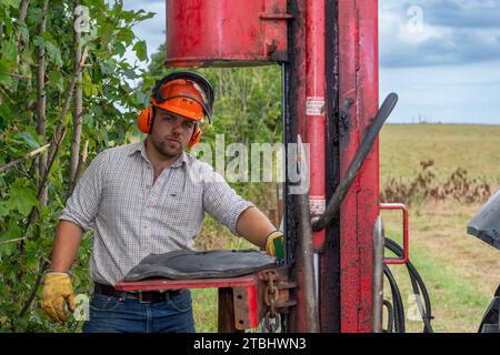 Zäune mit Werkzeugen seines Gewerbes, die einen Viehzaun aus Drahtgeflecht errichten. Co. Durham, Großbritannien. Stockfoto