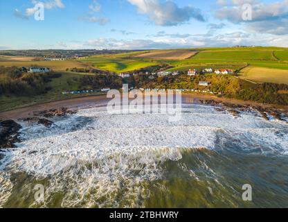 Blick aus der Vogelperspektive auf den Strand in Coldingham Bay in Scottish Borders, Schottland, Großbritannien Stockfoto