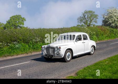 1960 60er Jahre White Rover viertürige Limousine mit 80 2495 ccm Benzinmotor. Rover P4-Serie mittelgroße Luxuslimousinen; Vintage, restaurierte klassische Motoren, Automobilsammler, Motorenfreunde, historische Veteranen, die in Cheshire, Großbritannien reisen Stockfoto