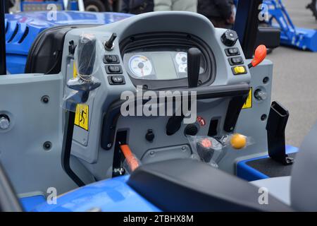 Castelnuovo don Bosco, Piemont, Italien -11-27-2023- Ausstellung moderner Traktoren und Maschinen für die Landwirtschaft Stockfoto