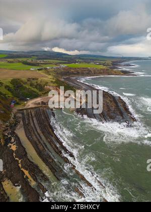 Luftaufnahme des Hafens und der Küste von Cove in Scottish Borders, Schottland, Großbritannien Stockfoto