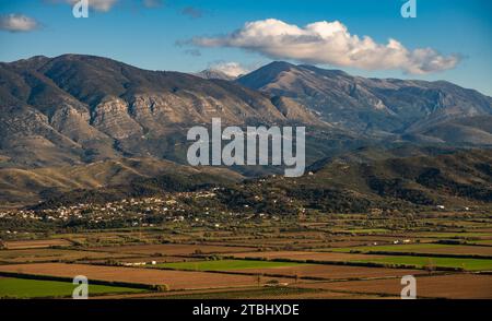 Fantastische Aussicht auf Berge und Felder in Albanien. Alpen in Saranda Albanien. Reisekonzept Stockfoto