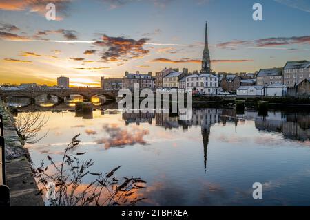 Morgendämmerung Reflexionen auf dem Fluss Ayr in der schottischen Stadt Ayr. Stockfoto