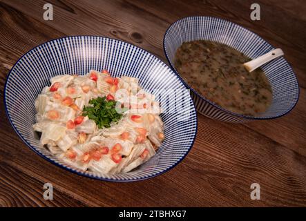 LIBANESISCHES REZEPT FÜR MANGOLD-SUPPE, LINSEN MIT ZITRONE, ADAS BI HAMOUD UND MANGOLD-KOTELETTS, SESAMCREME, TAHINI, GRANATAPFELKERNE Stockfoto