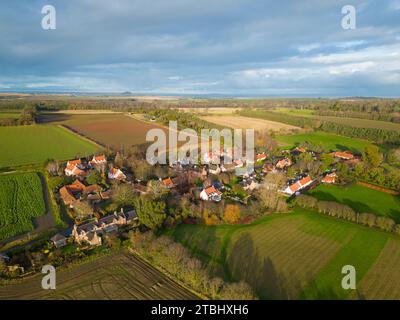 Luftaufnahme des Naturschutzdorfes Tyninghame in East Lothian, Schottland, Großbritannien Stockfoto