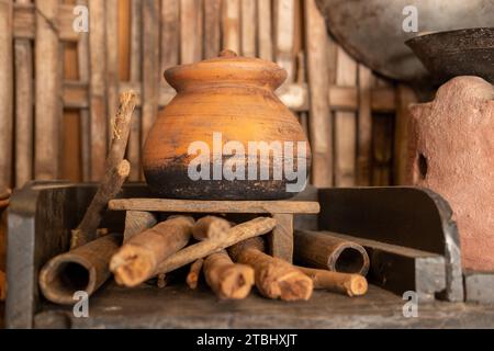 Eine große Auswahl an Küchenutensilien für traditionelle asiatische Küche. Stockfoto