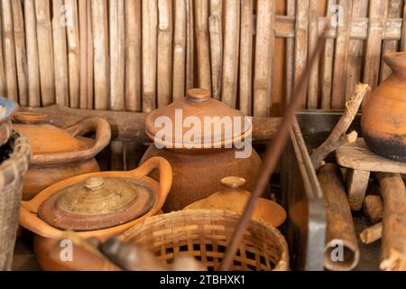 Eine große Auswahl an Küchenutensilien für traditionelle asiatische Küche. Stockfoto