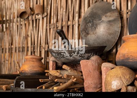 Eine große Auswahl an Küchenutensilien für traditionelle asiatische Küche. Stockfoto