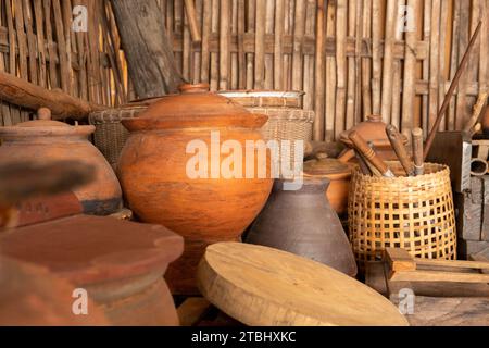 Eine große Auswahl an Küchenutensilien für traditionelle asiatische Küche. Stockfoto