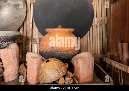 Eine große Auswahl an Küchenutensilien für traditionelle asiatische Küche. Stockfoto