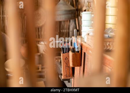 Holzstäbchen mit Halter sind in der asiatischen Küche traditionell. Stockfoto