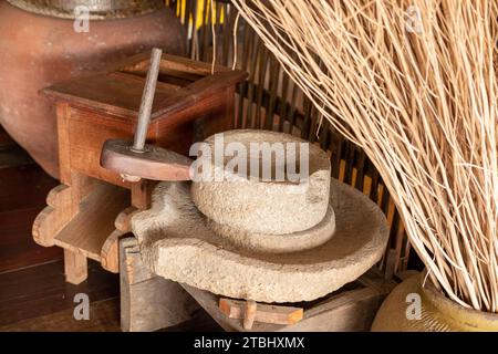 Eine alte manuelle Steinmehlmühle, die in traditionellen asiatischen Küchen verwendet wird. Stockfoto