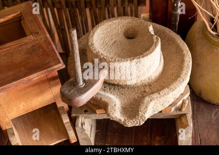 Eine alte manuelle Steinmehlmühle, die in traditionellen asiatischen Küchen verwendet wird. Stockfoto