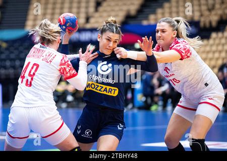 Aleksandra Vukajlovic von Serbien im Einsatz mit Karolina Kochaniak und Paulina Uscinowicz von Polen während der IHF Handball-Weltmeisterschaft der Frauen zwischen Serbien und Polen in der Hauptrunde Gruppe 3 in der Arena Nord in Frederikshavn Dänemark Donnerstag, 7. Dezember 2023. (Foto: Bo Amstrup/Ritzau Scanpix) Stockfoto