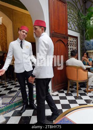 Bacha Coffee Cafe mit Personal mit Fès-Hüten diskutieren, im dar el Bacha Palace, Marrakesch aka Marrakesch, Marokko, 07. Dezember 2023 Stockfoto