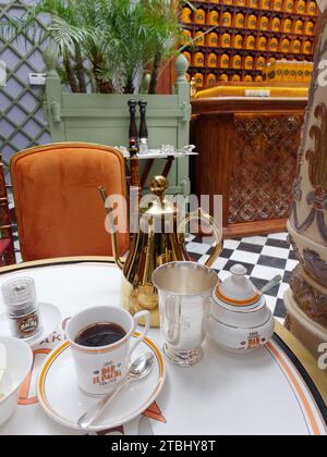 Bacha Coffee Cafe im dar el Bacha Palace. Nahaufnahme von Kaffeetassen und Messingkaffeekanne. Marrakesch aka Marrakesch, Marokko, 07. Dezember 2023 Stockfoto