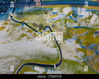 Aus der Vogelperspektive auf das 1. Und 18. Fairway und Swilcan Burn and Bridge, auf dem St Andrews Old Course Golf links in St Andrews in Fife Stockfoto