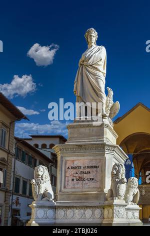 Florenz, Italien - 7. Dezember 2023: Dante Alighieri Memorial, eine große weiße Marmorstatue von Dante Alighieri, die 1865 auf dem Santa Croce Square errichtet wurde. Stockfoto