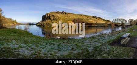 Dunsapie Loch ist zu dieser Jahreszeit in Arthur Seat, Edinburgh, Schottland, Großbritannien, leicht gefroren Stockfoto