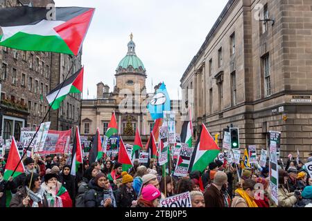 Eine große Demonstration für Palästina in Edinburgh, um ein Ende der Belagerung von Gaza, einen sofortigen und dauerhaften Waffenstillstand zu fordern Stockfoto