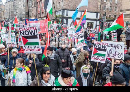 Eine große Demonstration für Palästina in Edinburgh, um ein Ende der Belagerung von Gaza, einen sofortigen und dauerhaften Waffenstillstand zu fordern Stockfoto