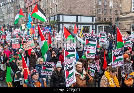 Eine große Demonstration für Palästina in Edinburgh, um ein Ende der Belagerung von Gaza, einen sofortigen und dauerhaften Waffenstillstand zu fordern Stockfoto