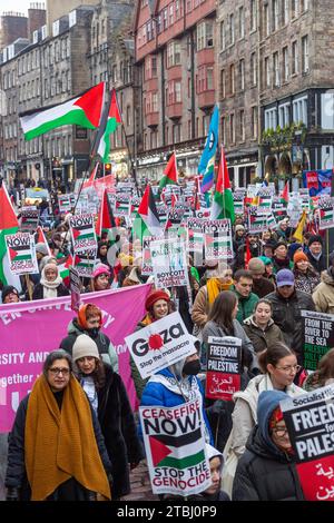 Eine große Demonstration für Palästina in Edinburgh, um ein Ende der Belagerung von Gaza, einen sofortigen und dauerhaften Waffenstillstand zu fordern Stockfoto