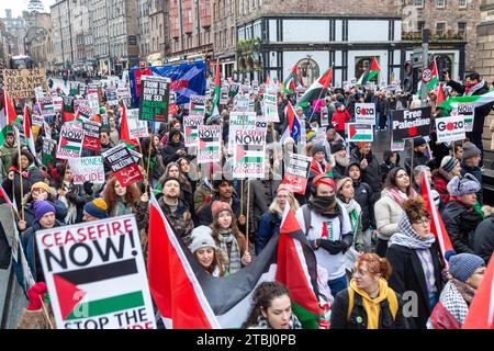 Eine große Demonstration für Palästina in Edinburgh, um ein Ende der Belagerung von Gaza, einen sofortigen und dauerhaften Waffenstillstand zu fordern Stockfoto