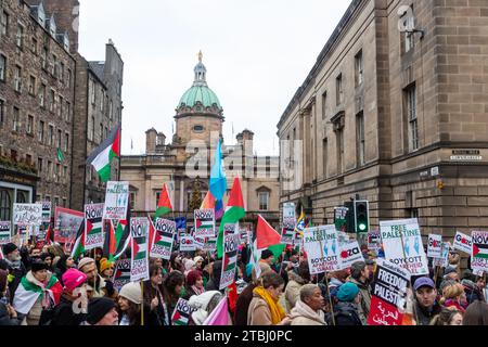 Eine große Demonstration für Palästina in Edinburgh, um ein Ende der Belagerung von Gaza, einen sofortigen und dauerhaften Waffenstillstand zu fordern Stockfoto