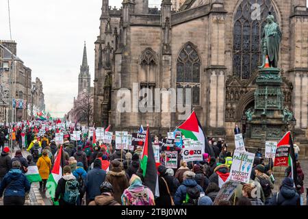 Eine große Demonstration für Palästina in Edinburgh, um ein Ende der Belagerung von Gaza, einen sofortigen und dauerhaften Waffenstillstand zu fordern Stockfoto