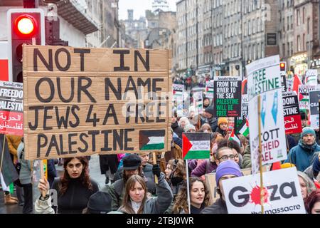 Eine große Demonstration für Palästina in Edinburgh, um ein Ende der Belagerung von Gaza, einen sofortigen und dauerhaften Waffenstillstand zu fordern Stockfoto