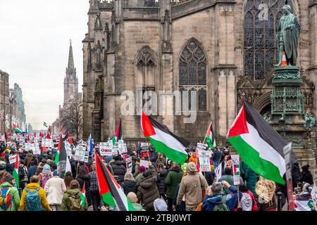 Eine große Demonstration für Palästina in Edinburgh, um ein Ende der Belagerung von Gaza, einen sofortigen und dauerhaften Waffenstillstand zu fordern Stockfoto