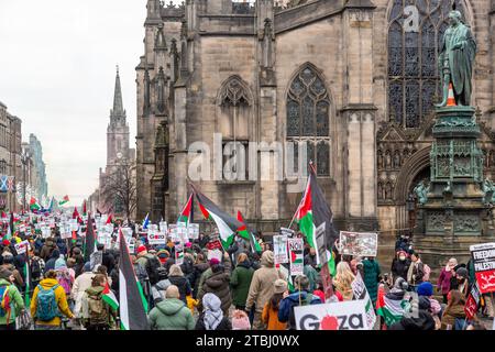 Eine große Demonstration für Palästina in Edinburgh, um ein Ende der Belagerung von Gaza, einen sofortigen und dauerhaften Waffenstillstand zu fordern Stockfoto