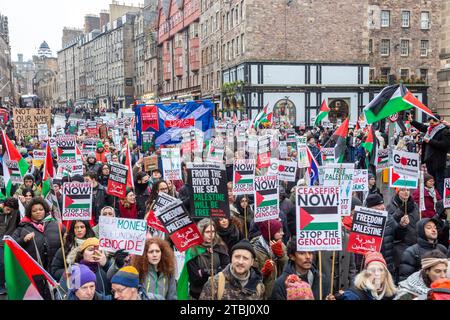 Eine große Demonstration für Palästina in Edinburgh, um ein Ende der Belagerung von Gaza, einen sofortigen und dauerhaften Waffenstillstand zu fordern Stockfoto