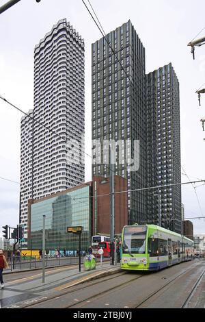 Die neuen Wohntürme der George Street 101 (rechts) und College Road (links). Straßenbahnhaltestelle East Croydon Station im Vordergrund. Stockfoto