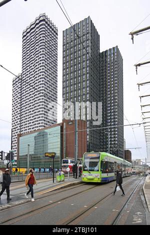 Die neuen Wohntürme der George Street 101 (rechts) und College Road (links). Straßenbahnhaltestelle East Croydon Station im Vordergrund. Stockfoto