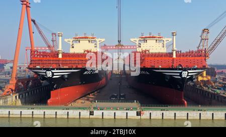 (231207) -- NANJING, 7. Dezember 2023 (Xinhua) -- dieses Luftbild, aufgenommen am 5. Dezember 2023, zeigt Containerschiffe auf einer Werft von Jiangsu Yangzi Xinfu Shipbuilding Co., Ltd. In Taixing, ostchinesischer Provinz Jiangsu. In den ersten zehn Monaten des Jahres 2023 hat China seine Spitzenposition auf dem globalen Schiffbaumarkt mit einem starken Wachstum sowohl bei der Produktion als auch bei den Auftragseingängen beibehalten, wie Branchendaten zeigen. Die Schiffbauproduktion des Landes stieg von Januar bis Oktober um 12 Prozent im Vergleich zum Vorjahr auf 34,56 Millionen Tonnen Tragfähigkeit (dwt), was laut da 49,7 Prozent der weltweiten Gesamtmenge entspricht Stockfoto