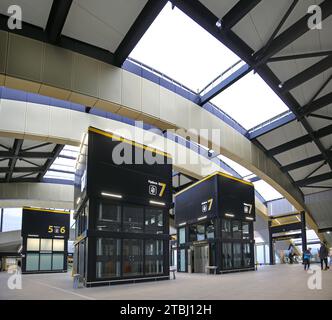 Der neu erweiterte Bahnhof am Londoner Flughafen Gatwick, Großbritannien (Dezember 2023). Zeigt die neue Ausgangshalle zum Südterminal an. Stockfoto