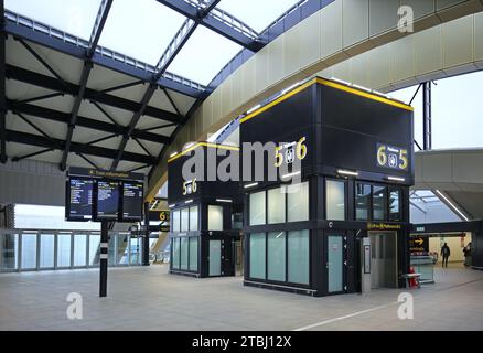 Der neu erweiterte Bahnhof am Londoner Flughafen Gatwick, Großbritannien (Dezember 2023). Zeigt die neue Ausgangshalle zum Südterminal an. Stockfoto