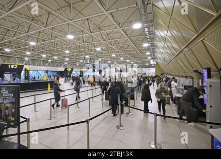 Die neu erweiterte Bahnhofshalle am Londoner Flughafen Gatwick, Großbritannien (Dezember 2023). Zeigt Warteschlangen für Ticketautomaten an. (Kein Ticketschalter) Stockfoto