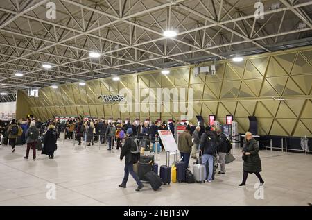 Die neu erweiterte Bahnhofshalle am Londoner Flughafen Gatwick, Großbritannien (Dezember 2023). Zeigt Warteschlangen für Ticketautomaten an. (Kein Ticketschalter) Stockfoto